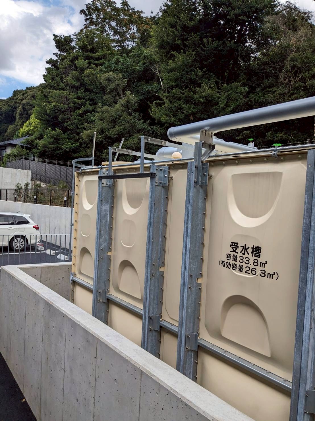 屋外の設備タンク周辺の写真