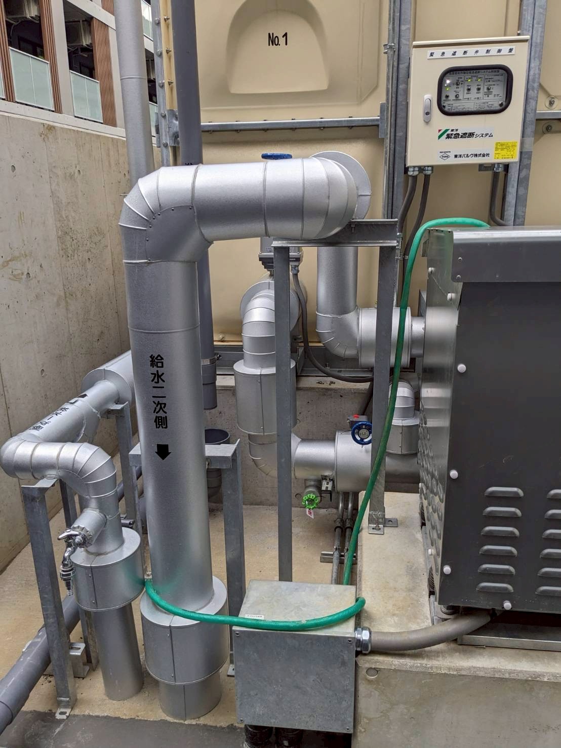 設備機器と配管の写真
